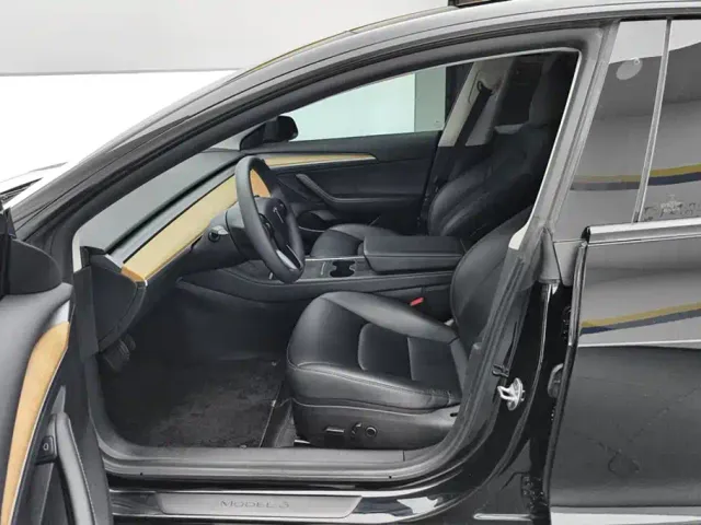 Tesla Model 3 — Фото автомобиля 9