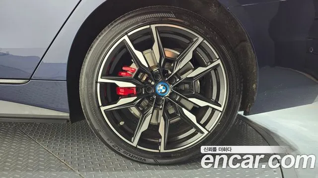 BMW i4 — Фото автомобиля 6