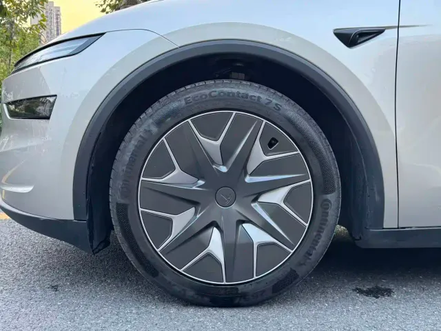 Tesla Model Y L — Фото автомобиля 19