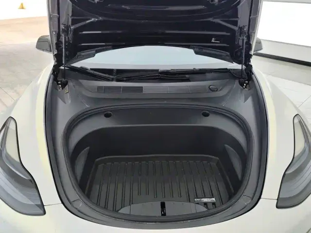 Tesla Model 3 — Фото автомобиля 10