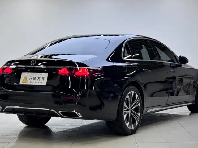 Mercedes-Benz E-Class — Фото автомобиля 3