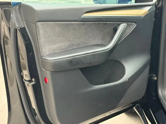 Tesla Model Y — Фото автомобиля 14