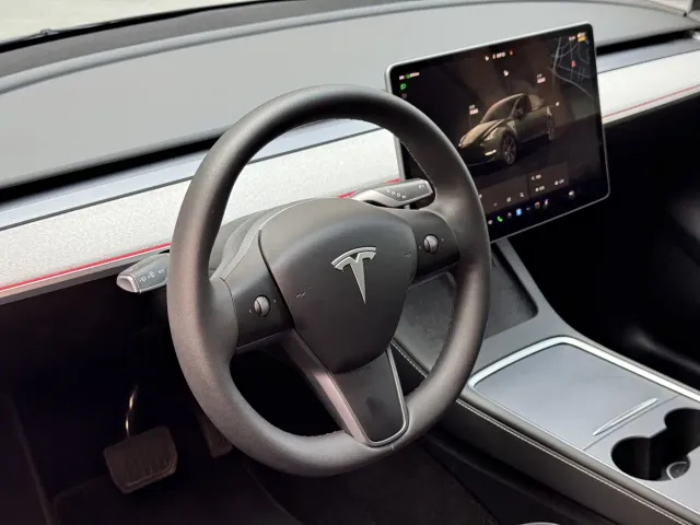 Tesla Model Y — Фото автомобиля 16