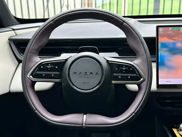 Mazda EZ-60 — Фото автомобиля 13