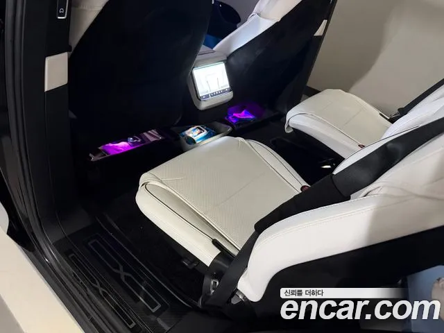 Tesla Model X — Фото автомобиля 10