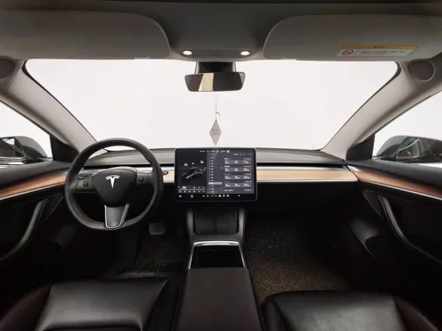 Tesla Model 3 — Фото автомобиля 17