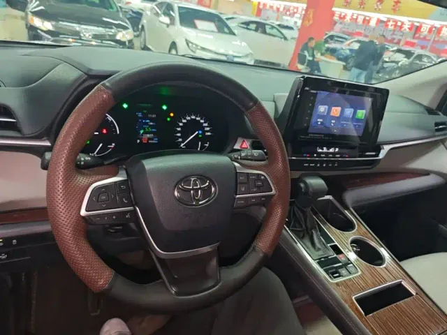Toyota Sienna — Фото автомобиля 9