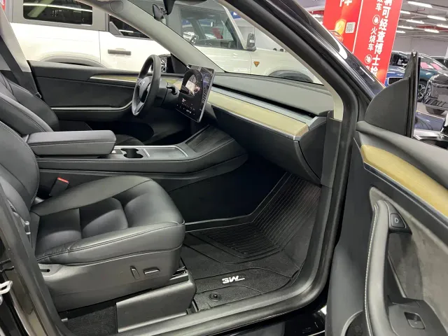 Tesla Model Y — Фото автомобиля 29