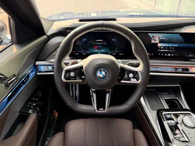 BMW i7 — Фото автомобиля 14