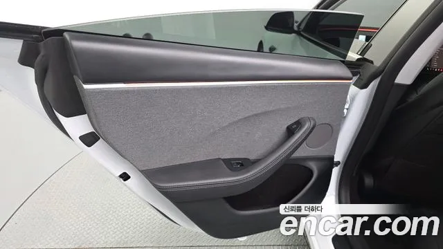 Tesla Model 3 — Фото автомобиля 20