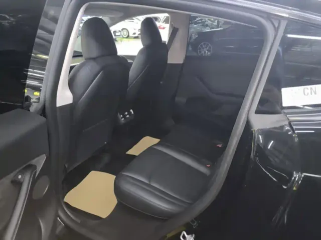 Tesla Model Y — Фото автомобиля 16