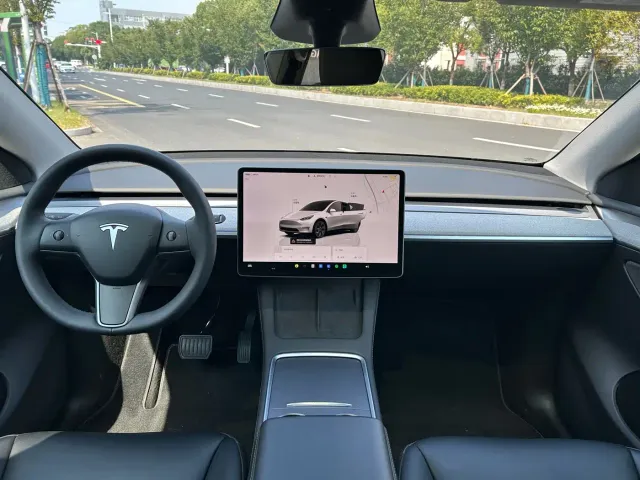 Tesla Model Y — Фото автомобиля 8
