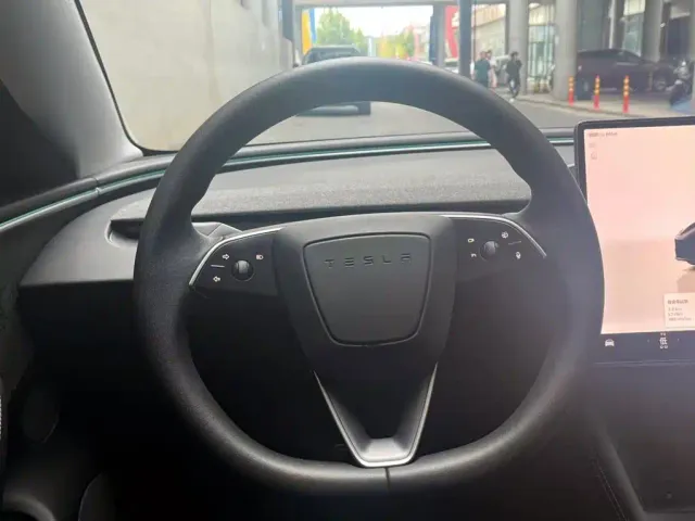 Tesla Model 3 — Фото автомобиля 11