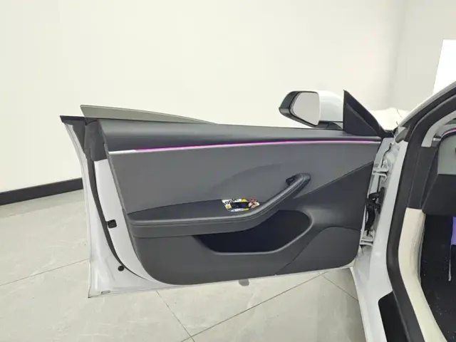 Tesla Model 3 — Фото автомобиля 7