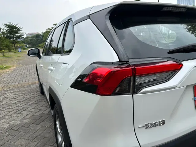 Toyota RAV4 — Фото автомобиля 9