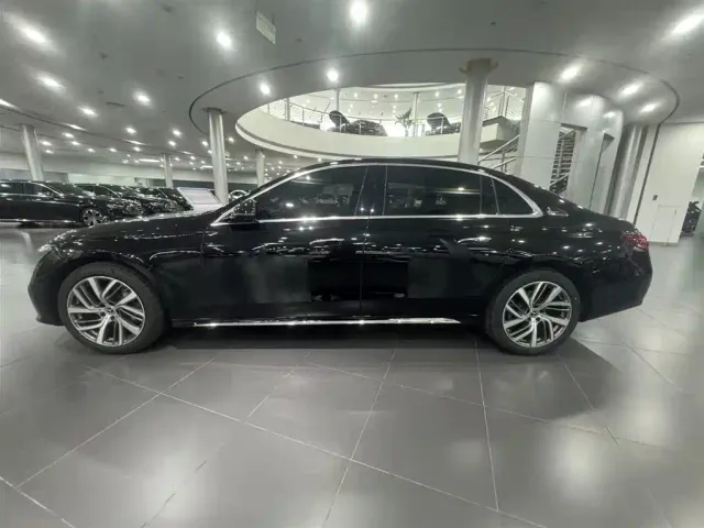 Mercedes-Benz E-Class — Фото автомобиля 2
