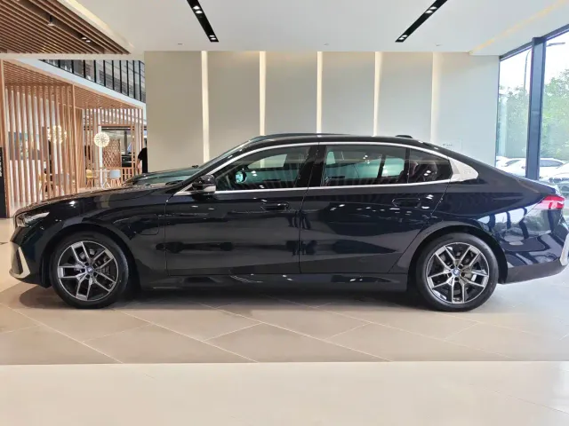 BMW i5 — Фото автомобиля 4