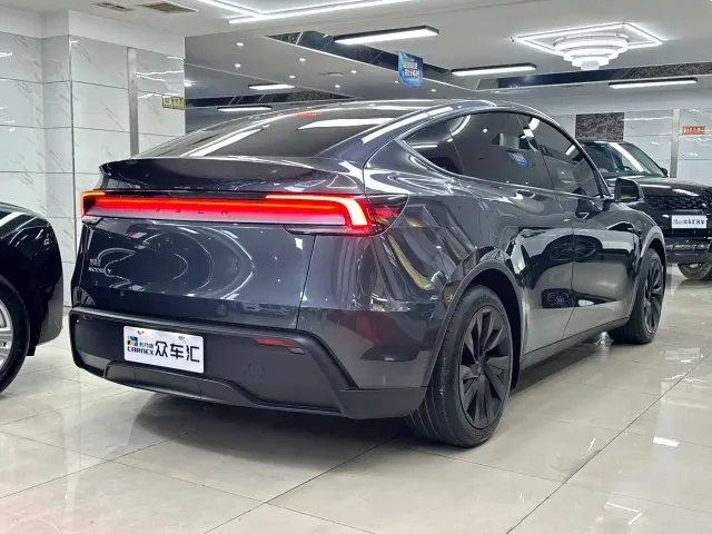 Tesla Model Y — Фото автомобиля 6