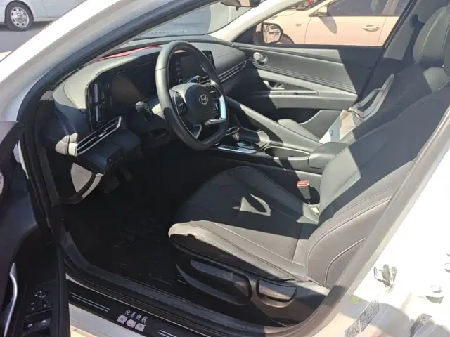 Hyundai Elantra — Фото автомобиля 14