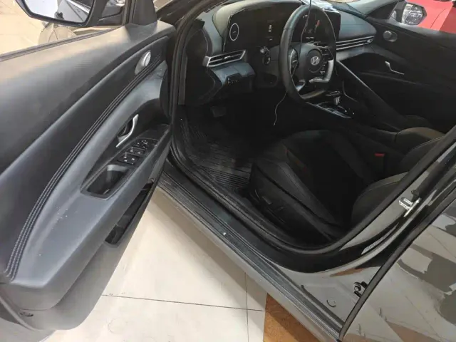 Hyundai Elantra — Фото автомобиля 5