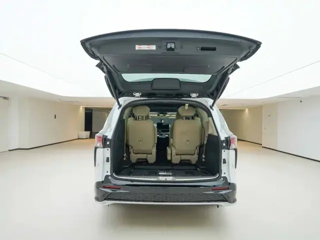 Toyota Granvia 2022 2.5L Hybrid Noble Edition — Фото автомобиля 5