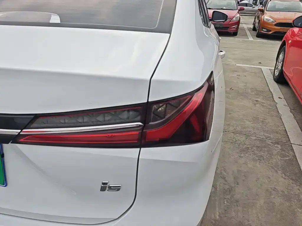 Roewe Roewe i5 2023 1.5L CVT Honor Edition — Фото автомобиля 7