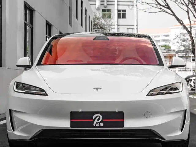 Tesla Model 3 — Фото автомобиля 12