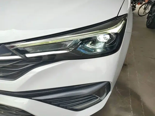 Roewe i5 — Фото автомобиля 23