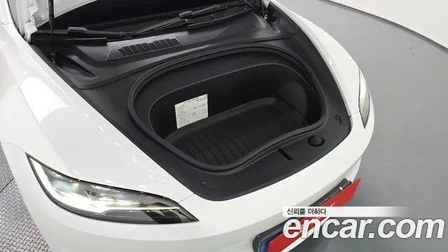 Tesla Model 3 — Фото автомобиля 5