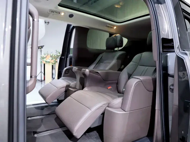 Li Auto MEGA — Фото автомобиля 13