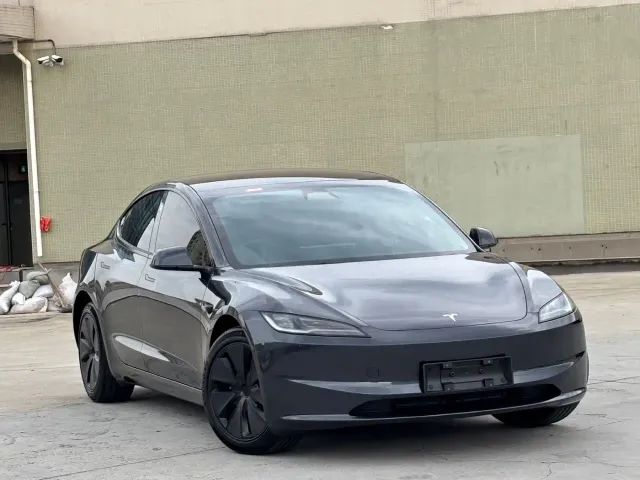 Tesla Model 3 — Фото автомобиля 3
