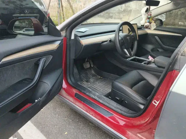 Tesla Model 3 — Фото автомобиля 17