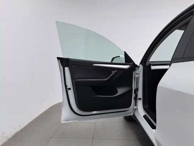 Tesla Model Y — Фото автомобиля 8