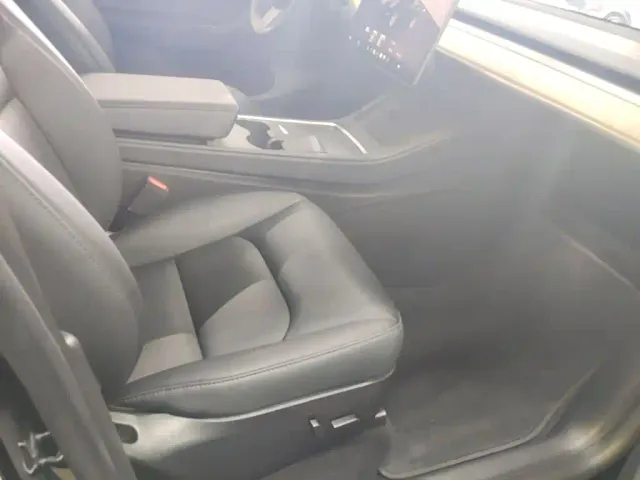 Tesla Model Y — Фото автомобиля 24