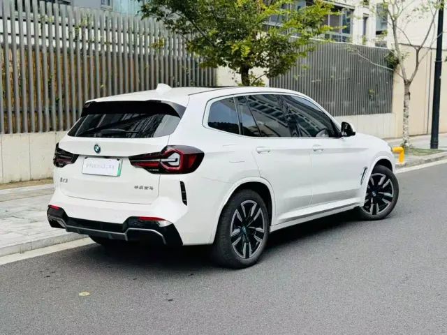 BMW iX3 — Фото автомобиля 3