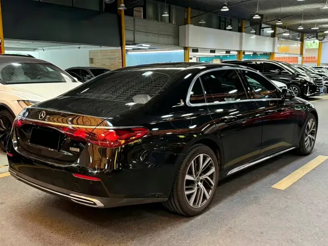 Mercedes-Benz E-Class — Фото автомобиля 3
