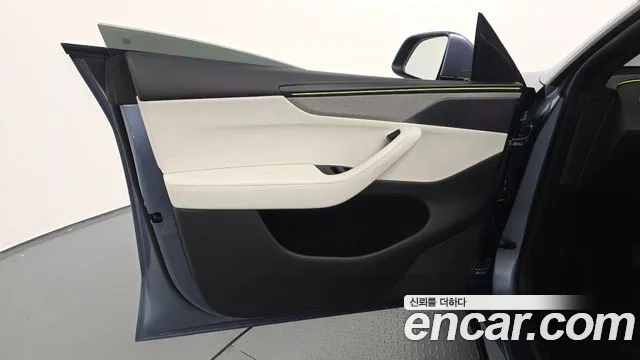 Tesla Model Y — Фото автомобиля 23