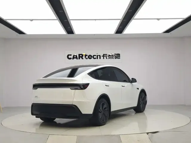 Tesla Model Y — Фото автомобиля 4
