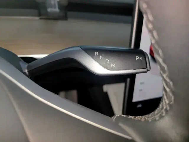 Tesla Model Y — Фото автомобиля 13