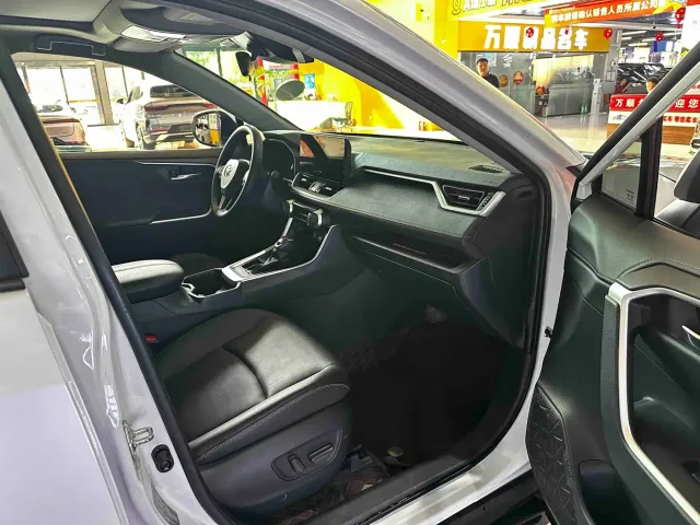 Toyota RAV4 — Фото автомобиля 16