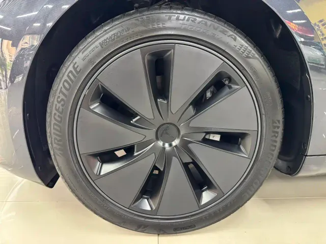 Tesla Model 3 — Фото автомобиля 10