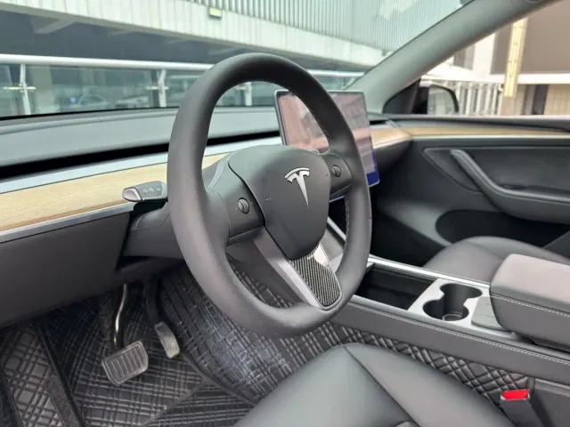 Tesla Model Y — Фото автомобиля 5