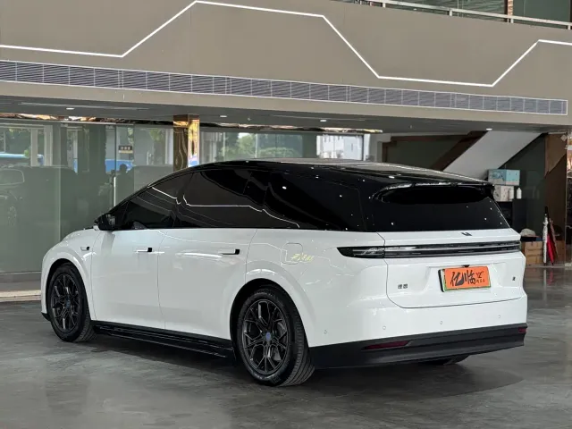 Li Auto i8 — Фото автомобиля 14