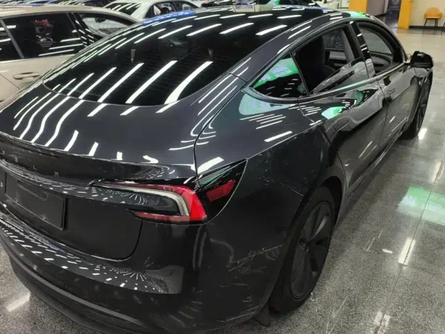 Tesla Model 3 — Фото автомобиля 3