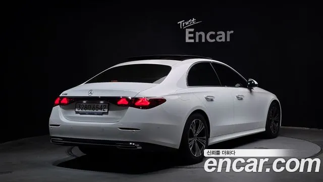 Mercedes-Benz E-Class — Фото автомобиля 2