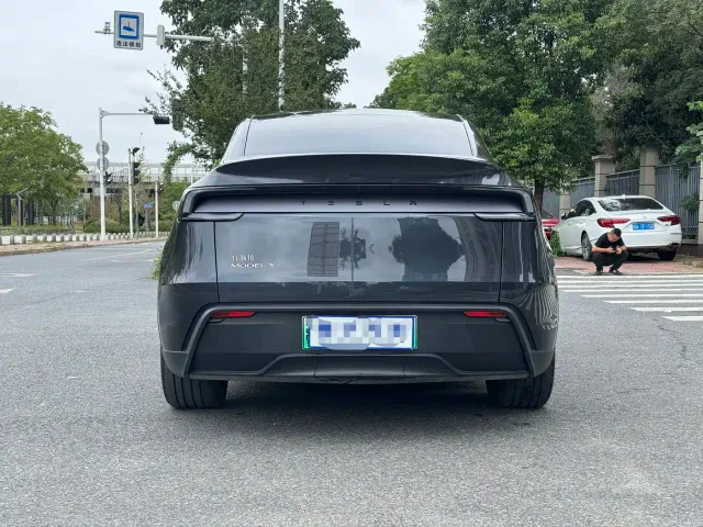 Tesla Model Y — Фото автомобиля 13