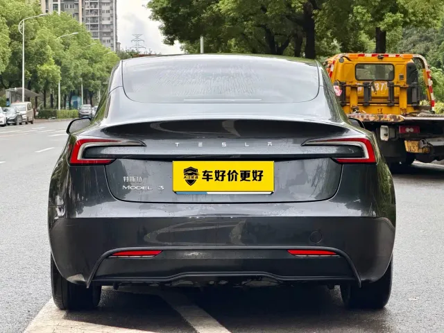 Tesla Model 3 — Фото автомобиля 4