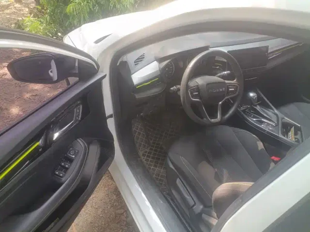 Roewe Roewe i5 2021 1.5L CVT Platinum Edition — Фото автомобиля 12