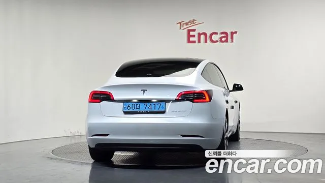 Tesla Model 3 — Фото автомобиля 4