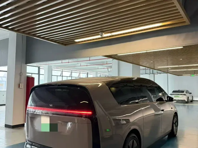 Li Auto MEGA — Фото автомобиля 7